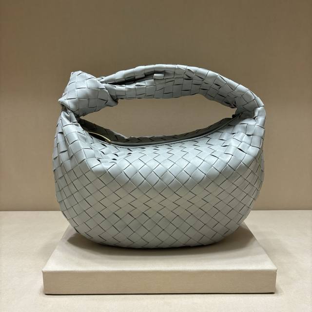 正品级 Jodie中号比起小号就更实用了很多 造型还是一样的时尚好看 由经典的羊皮编织制作 标志性编织一直是Bv最引以为傲的设计，垂软造型 超级适合凹造型～ 不
