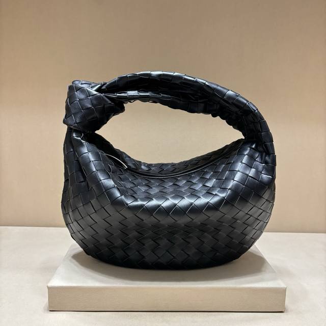 正品级 Jodie中号比起小号就更实用了很多 造型还是一样的时尚好看 由经典的羊皮编织制作 标志性编织一直是Bv最引以为傲的设计，垂软造型 超级适合凹造型～ 不