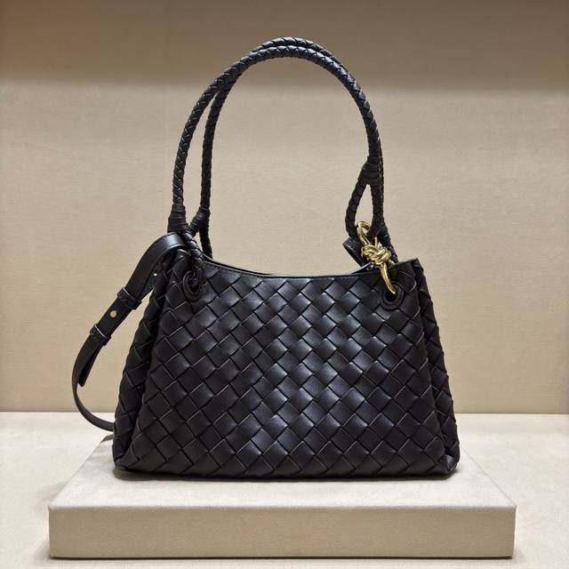 原厂皮 秋季新品中号Parachuta降落伞来啦，别致性的外表加上标志性的金属绳结，一整块皮革将四角折叠成降落伞形状！精致的Knot金属扣高级而又优雅，超强的容