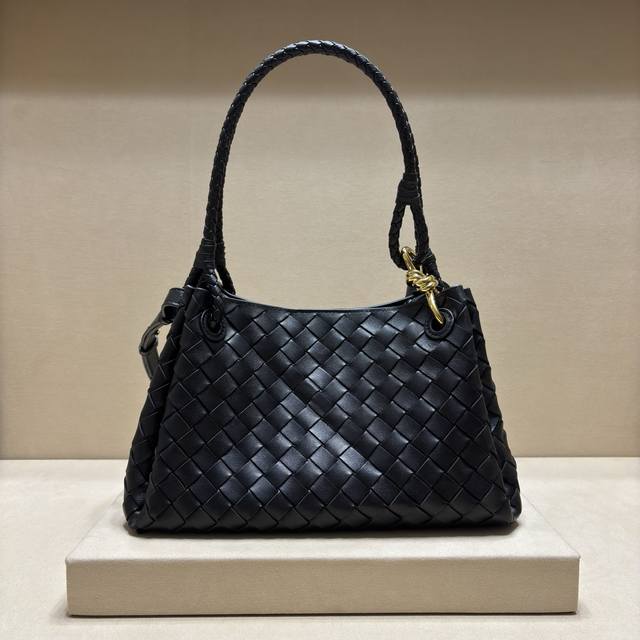 原厂皮 秋季新品中号Parachuta降落伞来啦，别致性的外表加上标志性的金属绳结，一整块皮革将四角折叠成降落伞形状！精致的Knot金属扣高级而又优雅，超强的容