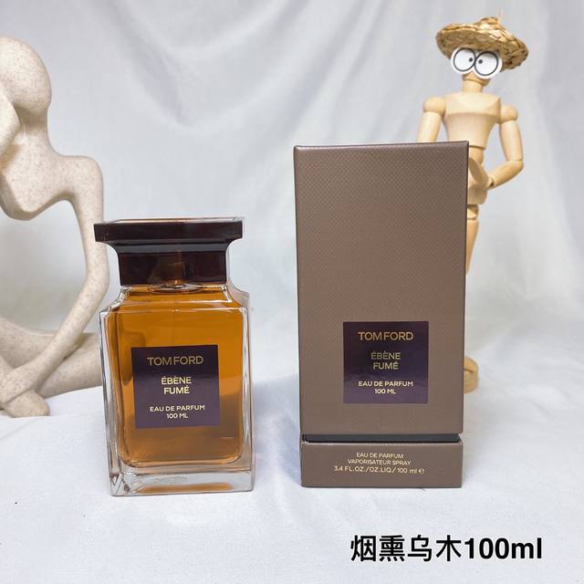 Tom Ford汤姆福特 年新品香水Ebene Fume烟熏乌木 Ml 前调:秘鲁圣木，紫罗兰叶，焚香，黑胡椒 中调:劳丹脂，纸莎草，玫瑰，刺槐，皮革 基调:乌
