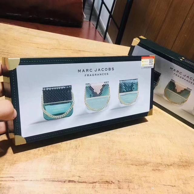 专柜品质 法国Marc Jacobs 马克雅可布 香水3件套 25Mlx3Daisy手提款～Daisy的外包装设计独具匠心。更高档的包装设计，送人首选情人节礼物