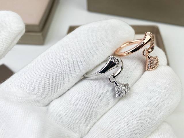 Bvlgari 宝格丽满钻裙子戒指Diva 裙子系列 扇形 微镶戒指 高端定制亚金电镀18K玫瑰金 白金工艺 镶嵌进口锆石气质美女必备单品 超美高档的配色 专柜 Bvlgari 宝格丽满钻裙子戒指Diva 裙子系列 扇形 微镶戒指 高端定制亚金电镀18K玫瑰金 白金工艺 镶嵌进口锆石气质美女必备单品 超美高档的配色 专柜