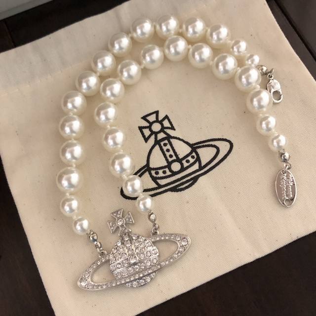Viviennewestwood 西太后颈链宝宝,什么是快乐星球,来,这就是快乐星球!绝美中号土星珍珠项链!重磅推荐,一定要入,闭眼入准没错!纯粹王冠球是经典的 Viviennewestwood 西太后颈链宝宝,什么是快乐星球,来,这就是快乐星球!绝美中号土星珍珠项链!重磅推荐,一定要入,闭眼入准没错!纯粹王冠球是经典的