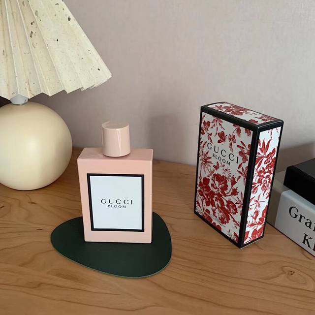 专柜品质 G家繁花香水 拨动你的少女心 花香基调 香散氛发出郁馥花香 营春造意怏然的园花氛围 调大香师伯艾特.莫瑞斯拉精调心制 让香氛同如繁盛花开时芬动芳人