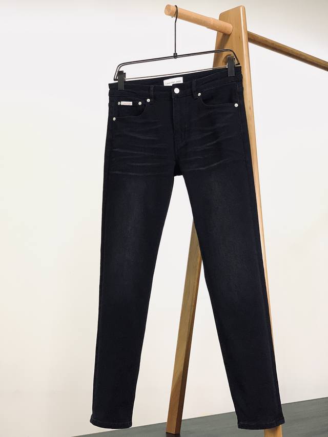 Calvin Klein Ck 2025Fw早秋新品 高级时装感，休闲洗水牛仔裤。 面料很特殊，超细精仿棉纱混纺，超柔舒适感。 具备牛仔随性感 ,休闲感 , 亦
