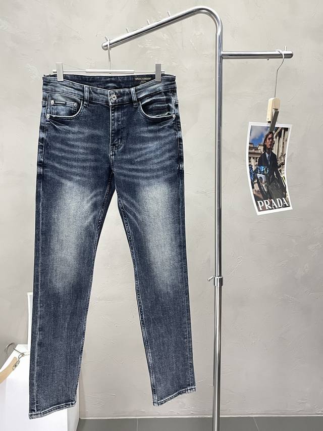 Exclusively from Dolce & Gabbana, these high-end new jeans are available! Custo Exclusively from Dolce & Gabbana, these high-end new jeans are available! Custo