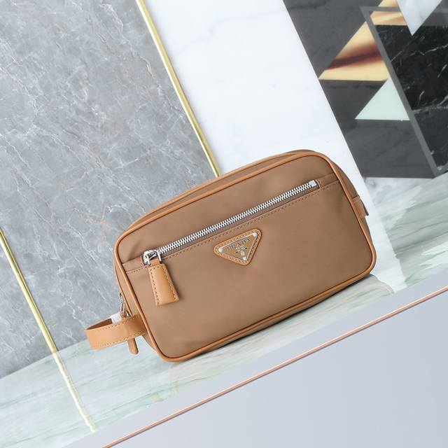 顶级原单品质！型号819最新软木米色。这款实用而时尚的小包选用再生尼龙 Re-Nylon 打造，这种创新面料来自海洋中回收净化的塑料。精致小巧，搭配外袋，饰以皮