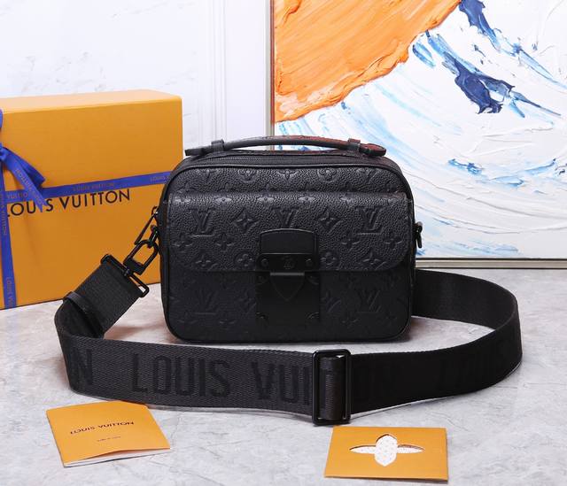 Top-grade original M58489 This S Lock messenger bag is crafted from supple Tauri