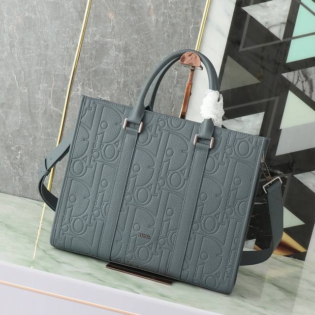 Dark Grey Dior Gravity Print... P40,000 Reference: 1Essh242Llg_H830 Dimensions:
