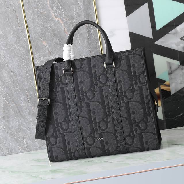 Ref: 1Essh232Yxl_H27E This East-West bag, a new addition to the Spring 2024 men