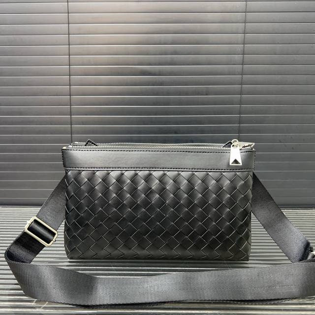 Bottega Veneta 葆蝶家 二合一手工编织男士腰包 单肩包 斜挎包 经典百搭 实物拍摄 原厂原版面料 配送防尘袋 25 X 17 Cm。