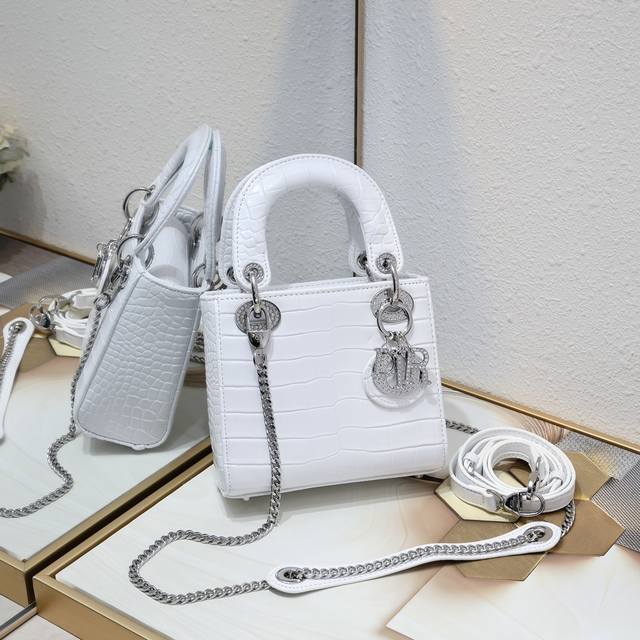 The 3-grid diamond Mini Lady Classic from the Princess Diana collection is both