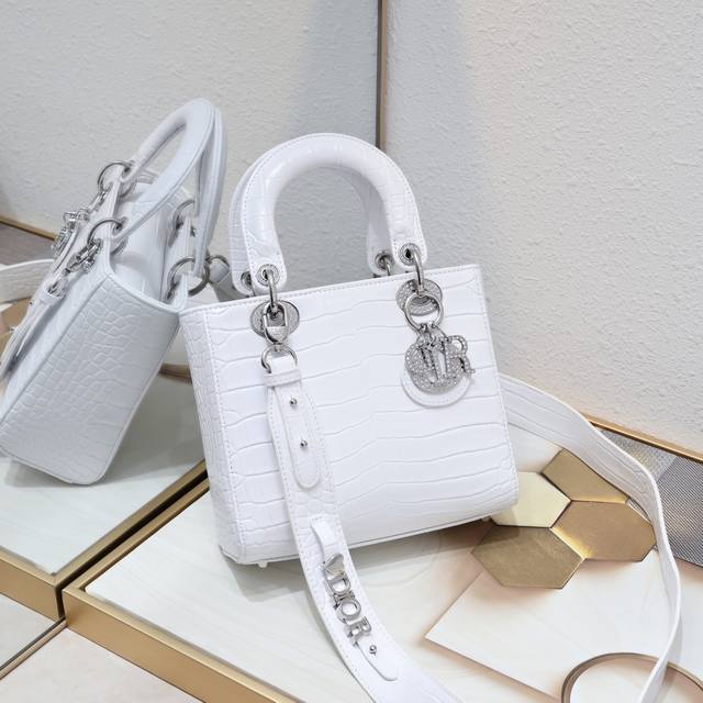 Four-grid Diamond Lady Dior This Lady Dior handbag epitomizes Dior's profound v