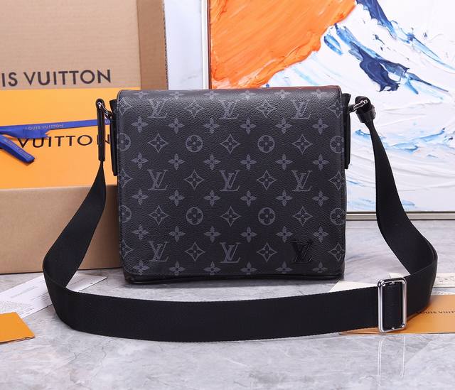 Original Quality: Original hardware. This stylish, easy-to-wear messenger bag,