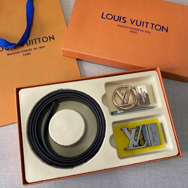 L精品款 ☆双礼扣盒套装 含礼盒 专有柜售 Lv路易威登专柜在正售品 此款采头用层牛皮制作 油细边致、☆正开品模 搭配原仿版铜扣五金 3.5Cm规格 送打眼针