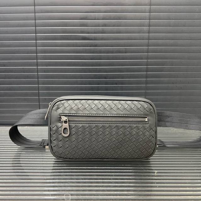 Bottega Veneta 葆蝶家 Bv 手工编织男士腰包 单肩包 斜挎包 经典百搭 实物拍摄 原厂原版面料 配送防尘袋 24 X 16 Cm。