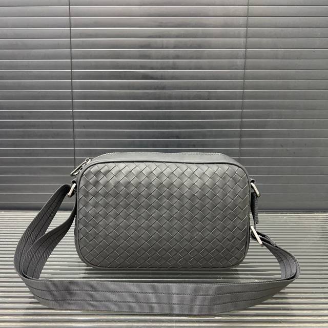 Bottega Veneta 葆蝶家 Bv 手工编织 多功能牛皮男士相机包 单肩包 斜挎包 经典百搭 实物拍摄 原厂原版面料 配送防尘袋 礼盒 25 X 15