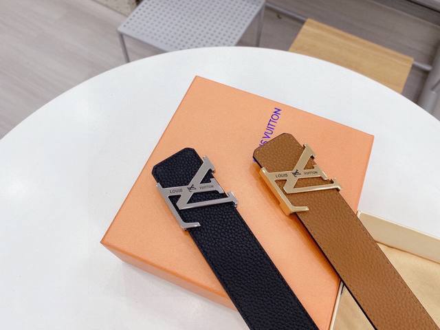 Louis Vuitton Lv double-sided imported leather belt features a two-tone design Louis Vuitton Lv double-sided imported leather belt features a two-tone design