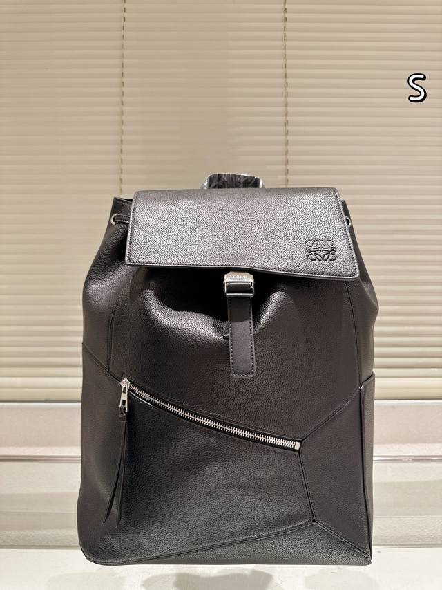 Cowhide leather version Loewe's best-looking and most stylish backpack, the Puz Cowhide leather version Loewe's best-looking and most stylish backpack, the Puz