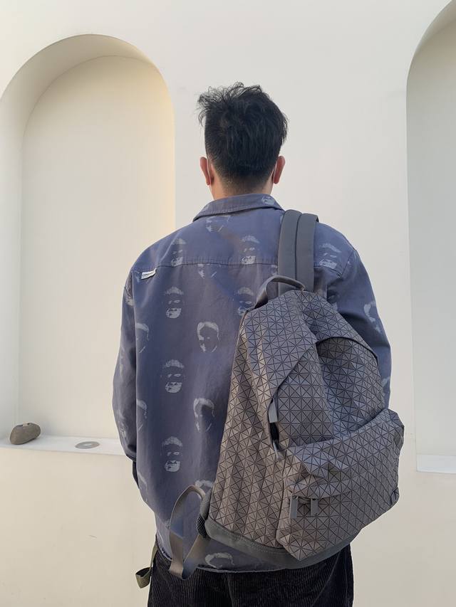 最In单品#大货原单跑量 Issey Miyake Baobao 三宅一生背囊 正品开模，香港6千多购回，一对一五金，面料，细节全对版开模，此款书包的重量非常轻