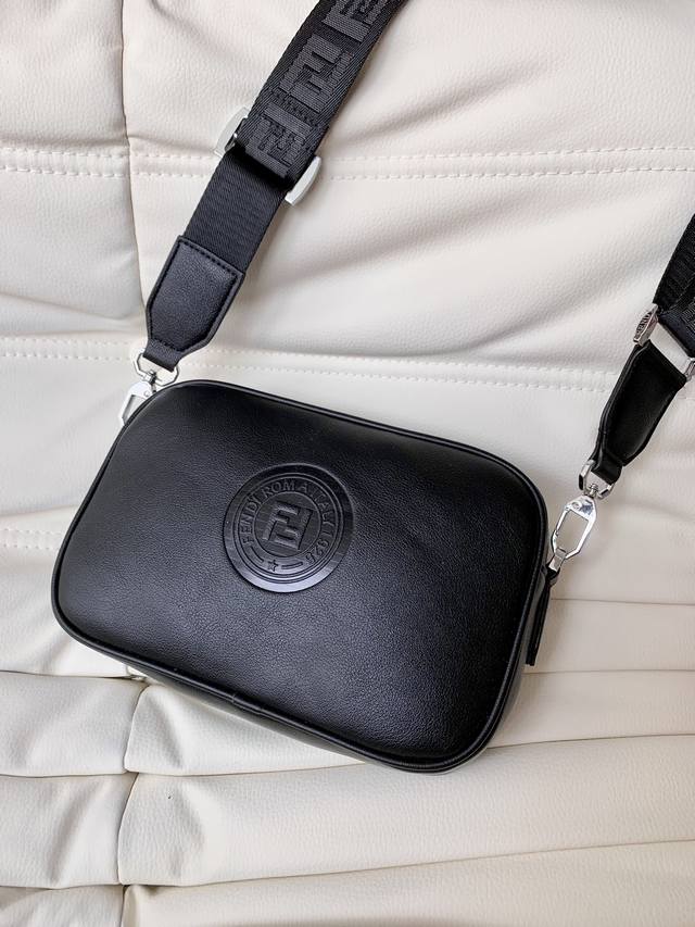 Fendi Pouch Fendi men's camera bag is a super hit! Crafted from top-grain Nappa