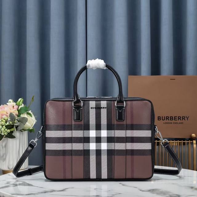 型号巴宝莉Burberry 专柜热销爆款男包，原版质量，多隔层设计原版牛皮搭配高档进口五金，皮质舒适，手感超好 版型更正，实物更美！ 尺寸38-28-6 卡其