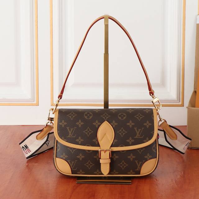 Original, upgraded version M45985. Each bag has a unique inner code. The Diane Original, upgraded version M45985. Each bag has a unique inner code. The Diane