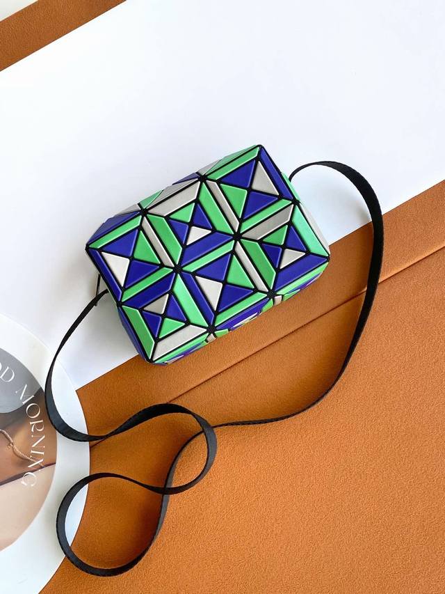 原单跑量 Issey Miyake Bao Bao 尺寸:17.5X11.5X6Cm 年前最后一波新款三宅一生12月限定闪耀登场,特别废工的一款,经典丘比特造型 原单跑量 Issey Miyake Bao Bao 尺寸:17.5X11.5X6Cm 年前最后一波新款三宅一生12月限定闪耀登场,特别废工的一款,经典丘比特造型