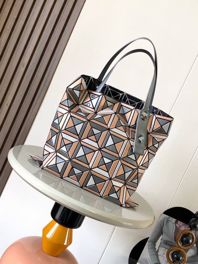 原单跑量 Issey Miyake Bao Bao 尺寸:34Cmx34Cm 三宅一生24年12月限定闪耀登场,特别费工的一款,经典6格来上一把色彩的拼接,每一 原单跑量 Issey Miyake Bao Bao 尺寸:34Cmx34Cm 三宅一生24年12月限定闪耀登场,特别费工的一款,经典6格来上一把色彩的拼接,每一