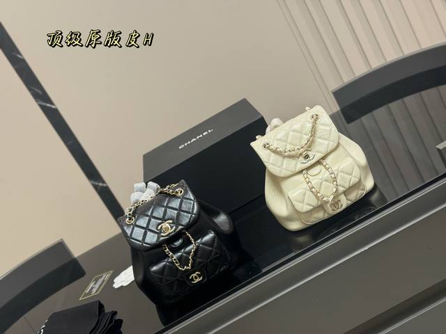配折叠盒 Size：18*20Cm 香奈儿 Duma 双肩包 包包质感超好！ 高级羊皮纹！ 本季最可爱的双肩包 单肩 双肩手提