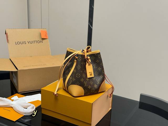 Comes with a folding box Size: 19*21cm Lv Noe Purse The big Shaomai is so cute!