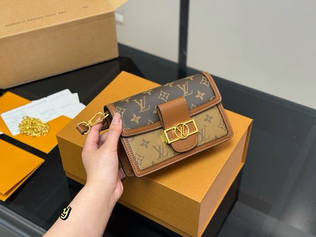 comes with a folding box, high-end version Size: 20*15Cm No more introduction,
