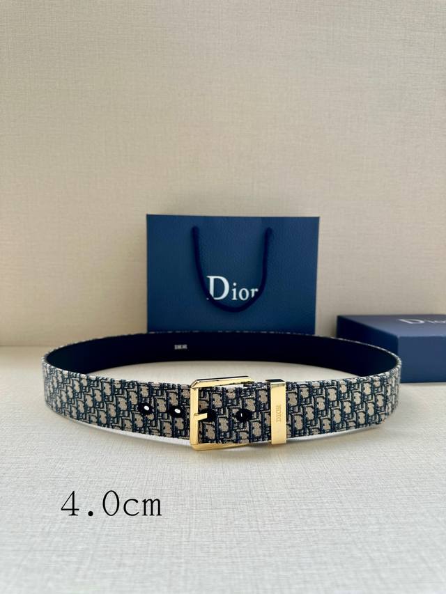 Width 4.0cm This belt is crafted from beige and black micro-Oblique print fabric Width 4.0cm This belt is crafted from beige and black micro-Oblique print fabric