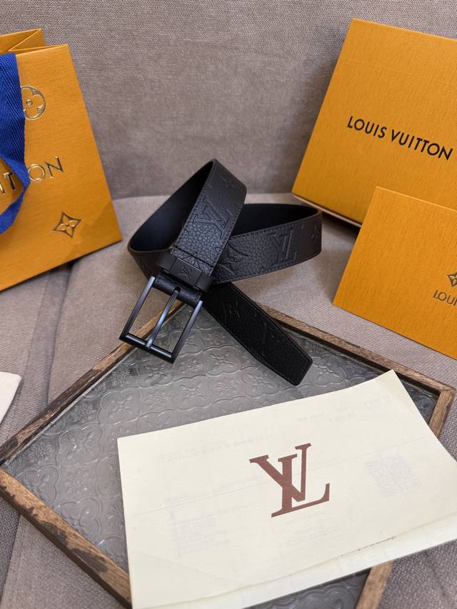 新款 Lv 腰带出自 2025新款进口头层牛皮荔枝压花，展现西部牛仔的灵感启发。双重缝线穿梭于皮革内外两侧，成就多种造型可能，宽度 3.5Cm 内置正品芯片防伪