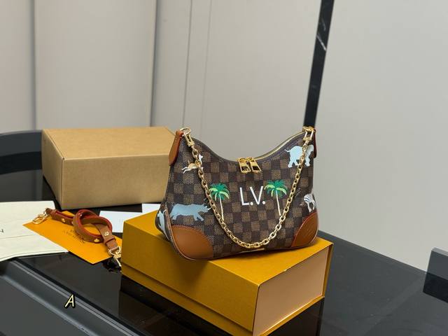 Comes with a folding box Size: 29*16cm Lv's latest croissant bag Original hardw