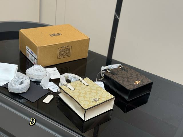 配飞机盒 Size:14*17Cm 真心的推荐这一款! 最近都背它出门! 蔻驰Cally 琴谱包 肩带可以拆卸 内里有吸扣 实用又方便 配飞机盒 Size:14*17Cm 真心的推荐这一款! 最近都背它出门! 蔻驰Cally 琴谱包 肩带可以拆卸 内里有吸扣 实用又方便