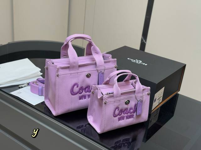 配盒 Coach 蔻驰 Cargo Tote 单宁牛仔托特包 千呼万唤的牛仔系列终于来噜~ 对牛仔真的毫无抵抗力 自己搭配小挂件会更Q 尺寸:20.15Cm 2 配盒 Coach 蔻驰 Cargo Tote 单宁牛仔托特包 千呼万唤的牛仔系列终于来噜~ 对牛仔真的毫无抵抗力 自己搭配小挂件会更Q 尺寸:20.15Cm 2