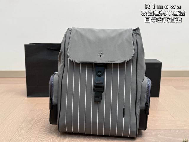 日默瓦Rimowa双肩包 背包千變萬化 但是Rimowa的背包就是和箱子一樣 耐看而不過時 全新來自意大利製造的尼龍質地舒適度和手感再度昇華 性價比更高，適合追