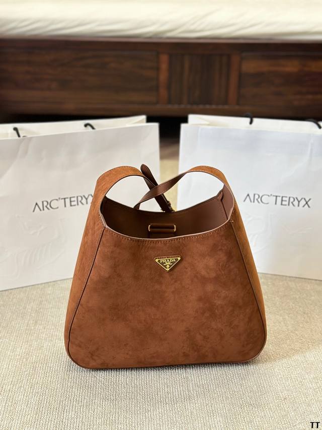 Prada's latest 24 Tote shopping bag is worth this series and will be the main st
