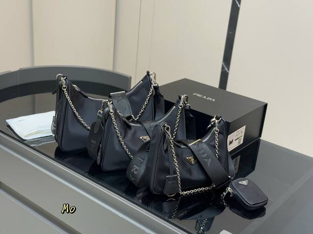 Comes with a folding box. Top quality. Size: 28cm x 24cm x 21cm. Prada Hobo 3-i