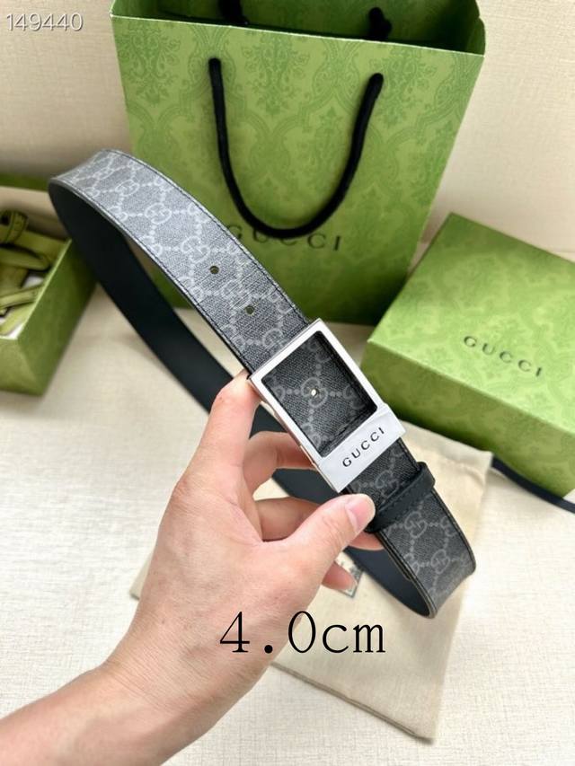 衔接品牌的过去和现在,以焕新方式继续演绎经典元素。这款腰带采用Supreme帆布制成,饰有Gg字母交织图案,以Gucci刻花呈现长方形搭扣开合设计。 Gg Su 衔接品牌的过去和现在,以焕新方式继续演绎经典元素。这款腰带采用Supreme帆布制成,饰有Gg字母交织图案,以Gucci刻花呈现长方形搭扣开合设计。 Gg Su