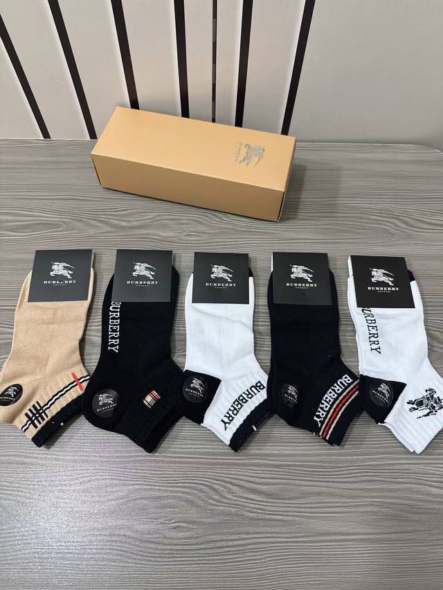 Special Burberry men's socks, five pairs per box. Made of pure cotton, they are