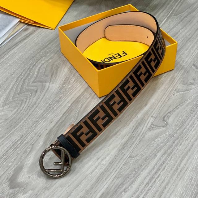Fendl 宽40Mm 标志造型宽皮带。钉扣式带扣。棕色小牛皮制成。印有浮雕手绘黑色与棕色 Ff 图案。镀金表面金属制品，品质保证。