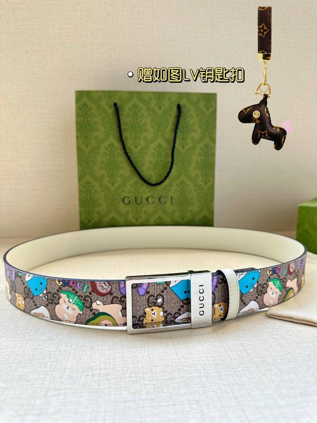 宽度3.8Cm Gucci Gg Marmont系列每一季都会推陈出新，为灵感源于70年代的标志性Gg配件注入宠物现代精髓。这款Gg Supreme帆布腰带反面