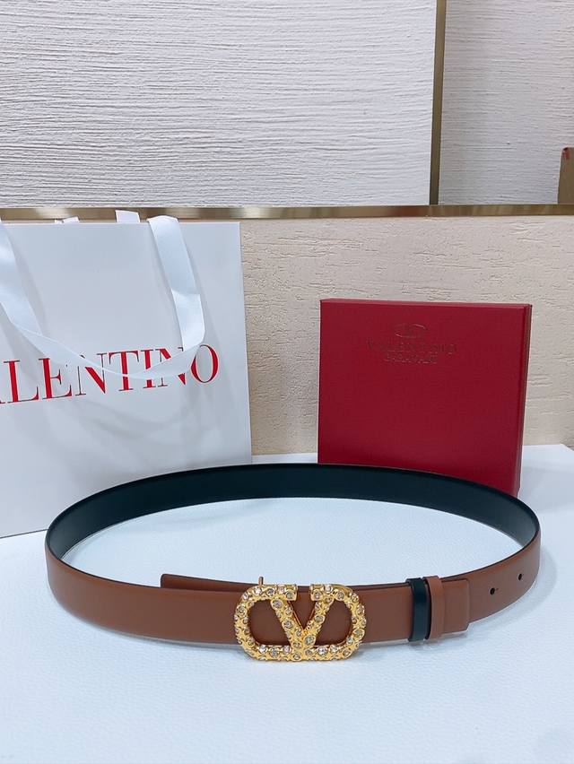 Vlogo Signature搭扣,饰以施华洛世奇仿珍珠 -施华洛钻 花纹搭扣 -进口小牛皮材质 进平纹带身 -宽度:3厘米 Vlogo Signature搭扣,饰以施华洛世奇仿珍珠 -施华洛钻 花纹搭扣 -进口小牛皮材质 进平纹带身 -宽度:3厘米