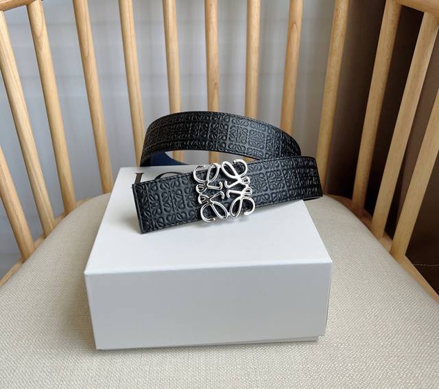 Loewe latest belt from the Loewe store. Double-sided top-grain cowhide. Reversib
