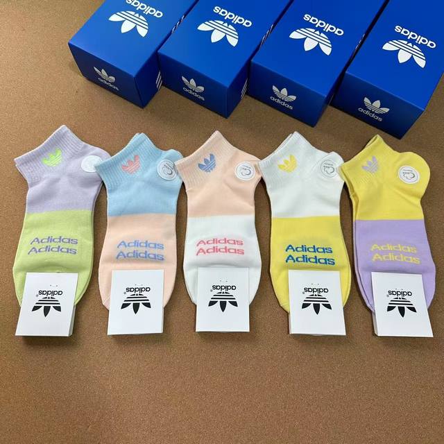 特 Adidas 阿迪达斯新品女款拼色袜子，火爆全网的三叶草Logo超级Nice设计惊艳绝伦超级好看Ins今年超火爆元素单品纯棉材质，非常柔软舒适 一盒五双