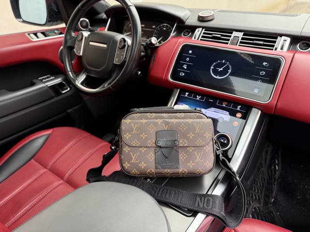 High-end new Louis Vuitton LV shoulder bag, messenger bag, messenger bag M45806