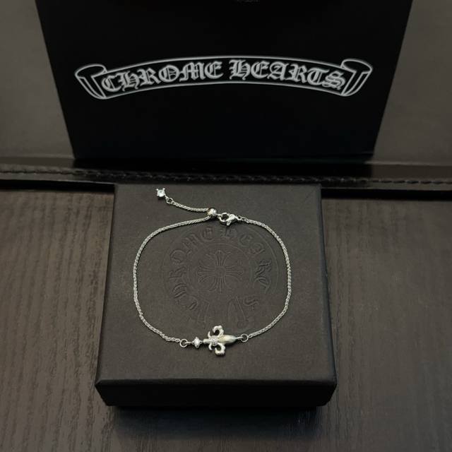 新款 专柜品质 Chrome Hearts克罗心手链 凹凸造型不同的花纹设计风格 呈现出与众不同 十字架 童军花是克罗心的志 所以更经久不衰 正品打版Chrom